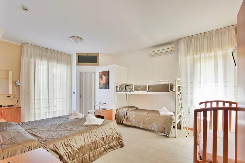 Hotel Carla Lignano Sabbiadoro Exterior photo